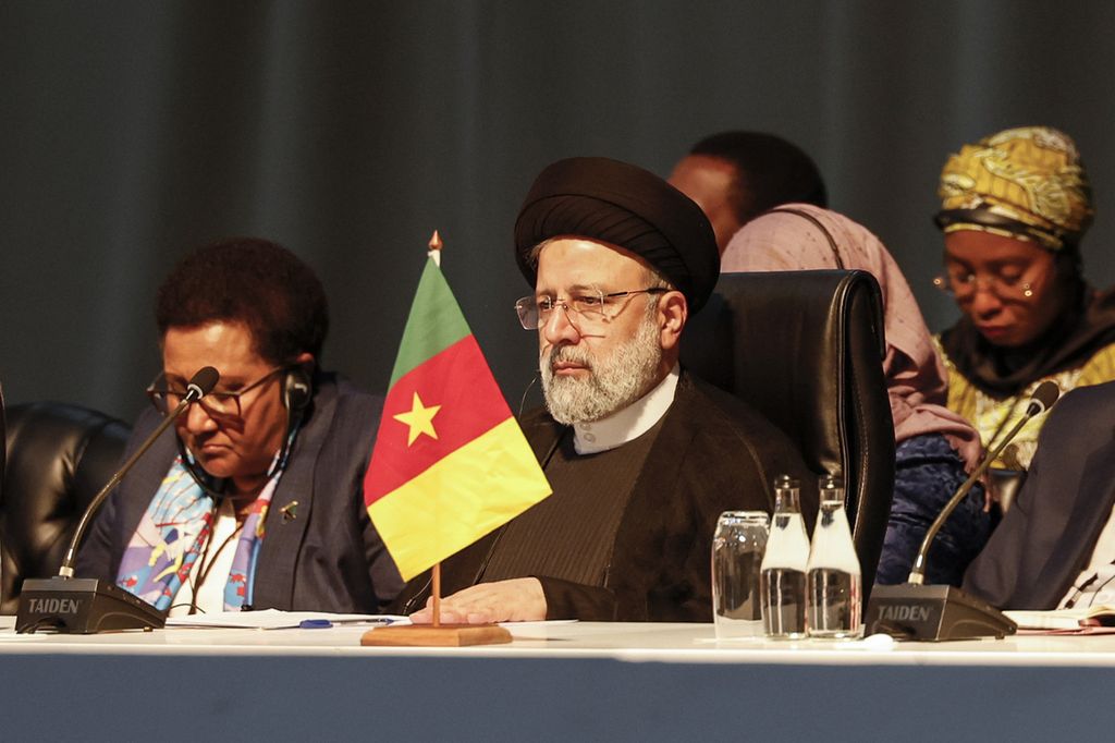 Presiden Iran Ebrahim Raisi (tengah) menghadiri pertemuan dalam rangkaian KTT BRICS 2023 di Sandton Convention Centre, Johannesburg, Afrika Selatan, 24 Agustus 2023.  
