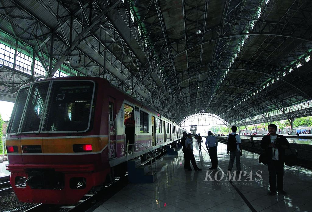 Sejumlah warga menikmati suasana Stasiun Tanjung Priok, Jakarta Utara, saat berkunjung ke salah satu stasiun tua di Jakarta, beberapa waktu lalu.
