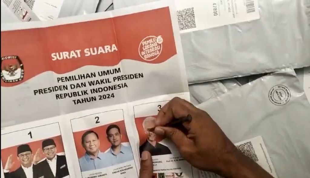 Tangkapan layar seseorang mencoblos surat suara pemilih pos diduga terjadi di Kuala Lumpur, Malaysia.