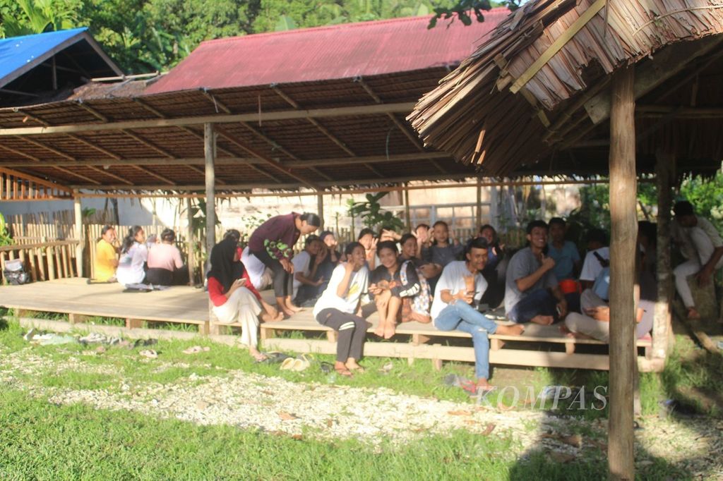 Sejumlah anak dari desa-desa di Kabupaten Kepulauan Mentawai, Sumbar, berkumpul di Sanggar Seni Budaya Uma Jaraik Sikerei di Muara Siberut, Sabtu (8/7/2023). Mereka mengikuti tes untuk masuk di salah satu perguruan tinggi swasta di Jakarta dan mendapat beasiswa.