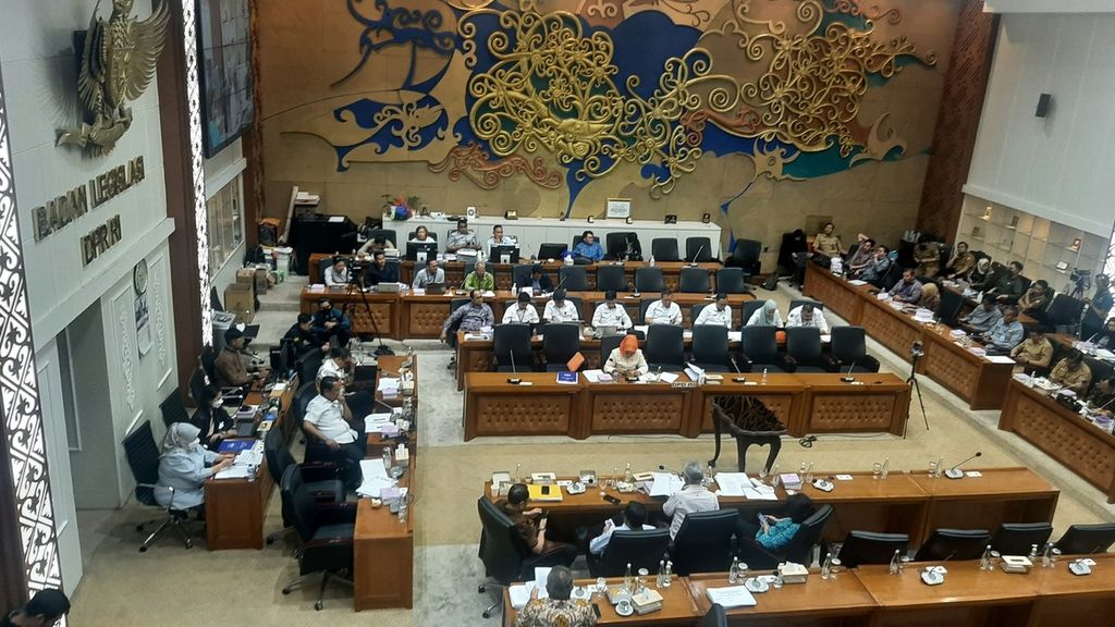 Suasana rapat kerja Badan Legislasi dalam pengambilan keputusan tingkat satu terhadap Rancangan Undang-Undang tentang Daerah Khusus Jakarta yang berlangsung di Kompleks Parlemen, Jakarta, Senin (18/3/2024).