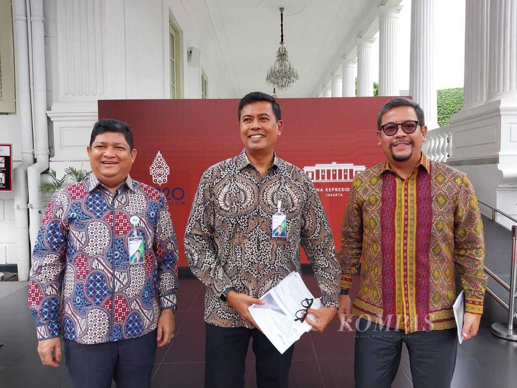 Direktur Utama Badan Penyelenggara Jaminan Sosial (BPJS) Ketenagakerjaan Anggoro Eko Cahyo (tengah) di Kompleks Istana Kepresidenan, Jakarta, Jumat (7/10/2022).