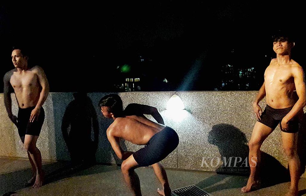 Tiga penari sedang mementaskan tari kontemporer berjudul \'W\' dalam pementasan Sasikirana KoreoLAB & Dance Camp 2017 di NuArt Sculpture Park, Kota Bandung, Minggu (9/9).