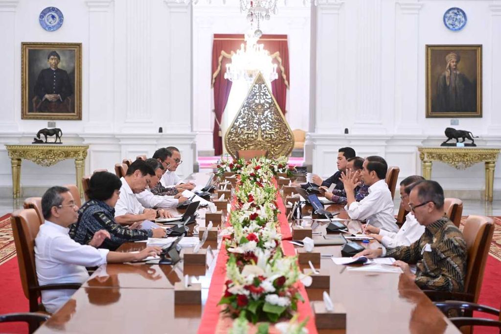 Rapat terbatas tentang hilirisasi rumput laut yang dipimpin Presiden Joko Widodo di Istana Kepresidenan, Jakarta, Jumat (23/6/2023).