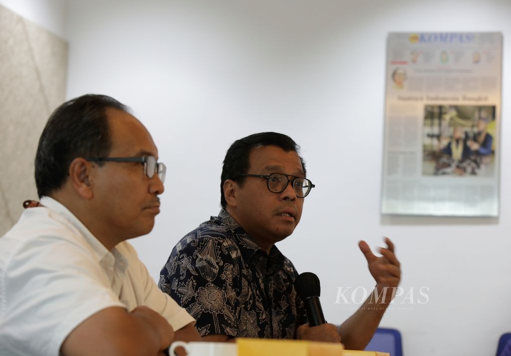 Andi Widjajanto (kanan) saat berkunjung ke Menara Kompas di Jakarta, Rabu (10/5/2023). 