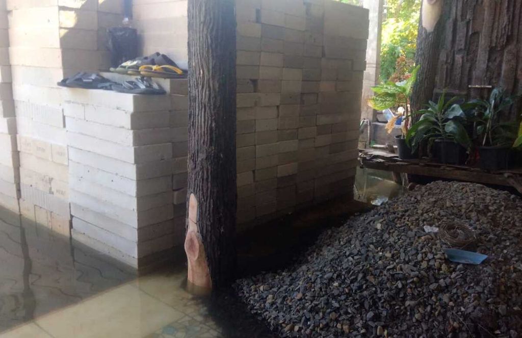 Tumpukan material berada di teras rumah salah satu warga di Desa Purworejo, Kecamatan Bonang, Kabupaten Demak, Jawa Tengah, Jumat (8/7/2022). Material-material itu disiapkan untuk menguruk atau meninggikan rumah warga agar air rob tidak masuk ke dalam rumah.