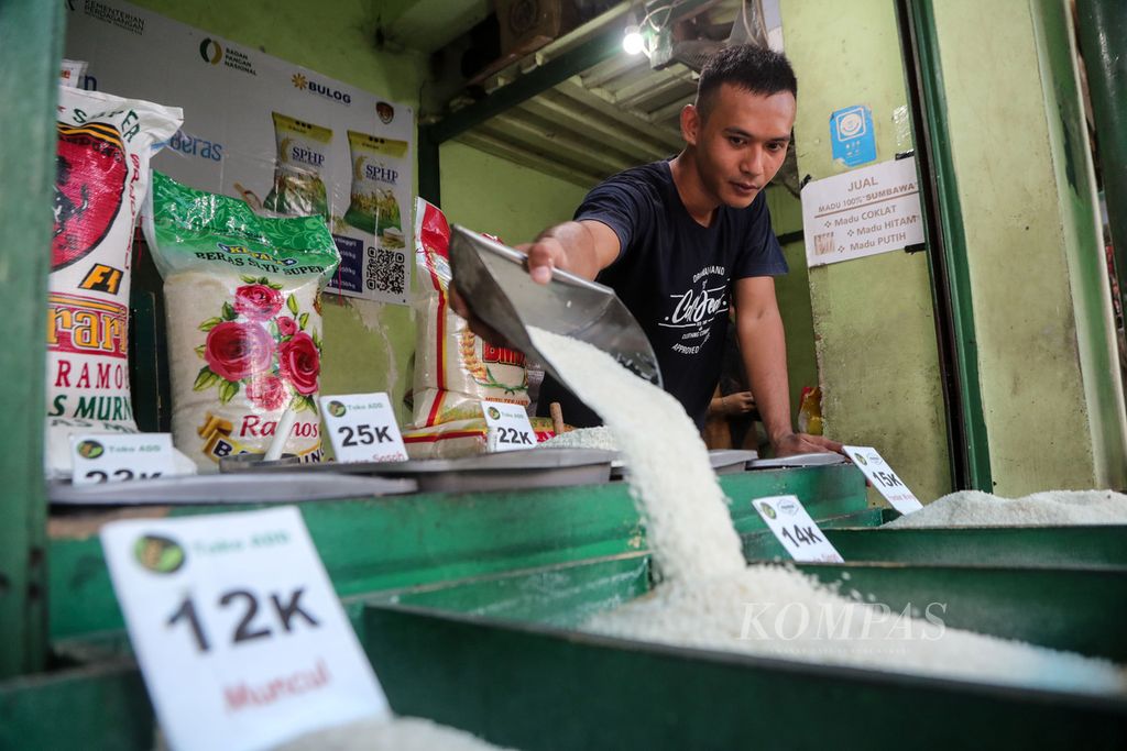 Pedagang memindahkan beras di Pasar Perumnas Klender, Jakarta Timur, Senin (28/8/2023). 