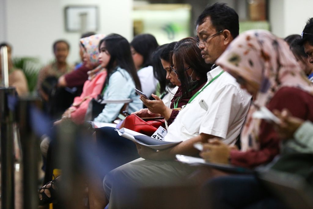 Antrean warga yang hendak mengurus izin usaha di layanan perizinan berusaha terintegrasi secara elektronik atau online single submission (OSS) pada Pelayanan Terpadu Satu Pintu Badan Koordinasi Penanaman Modal (PTSP BKPM), Jakarta, Rabu (11/9/2019). 