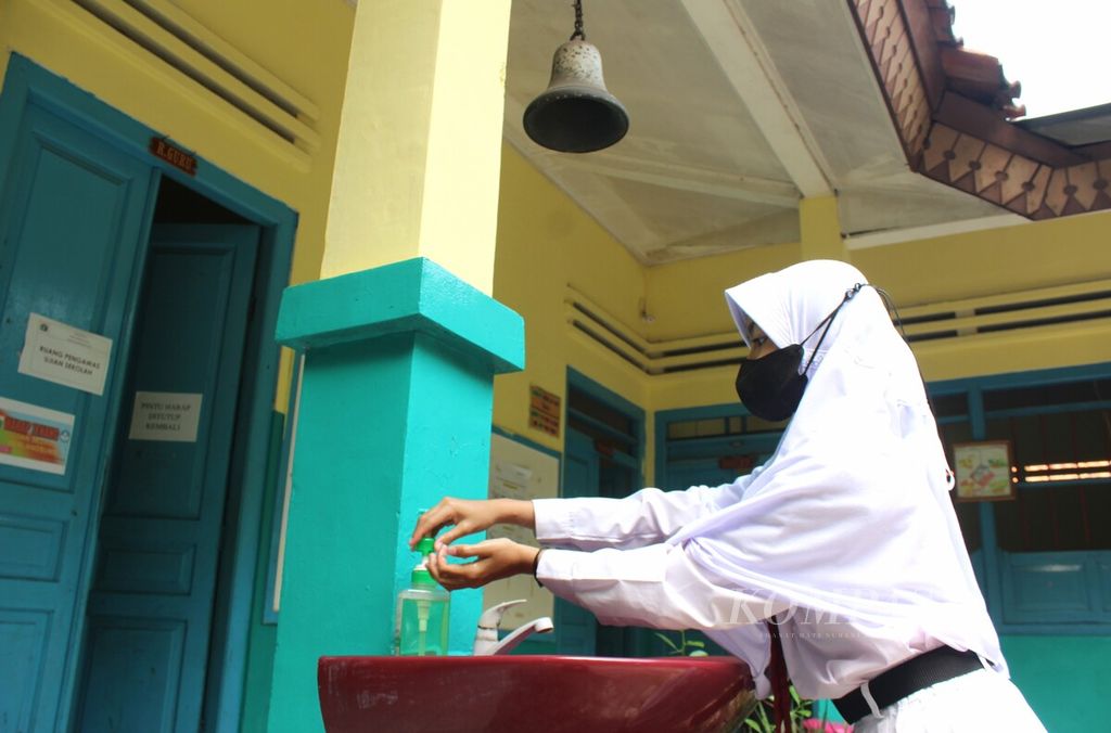 Seorang siswa mencuci tangan menggunakan sabun dan air mengalir di Sekolah Dasar Negeri Palmerah 07 Pagi, Jakarta, Senin (11/07/2022). Sekolah itu memulai pembelajaran tatap muka (PTM) 100 persen dengan menerapkan protokol kesehatan.