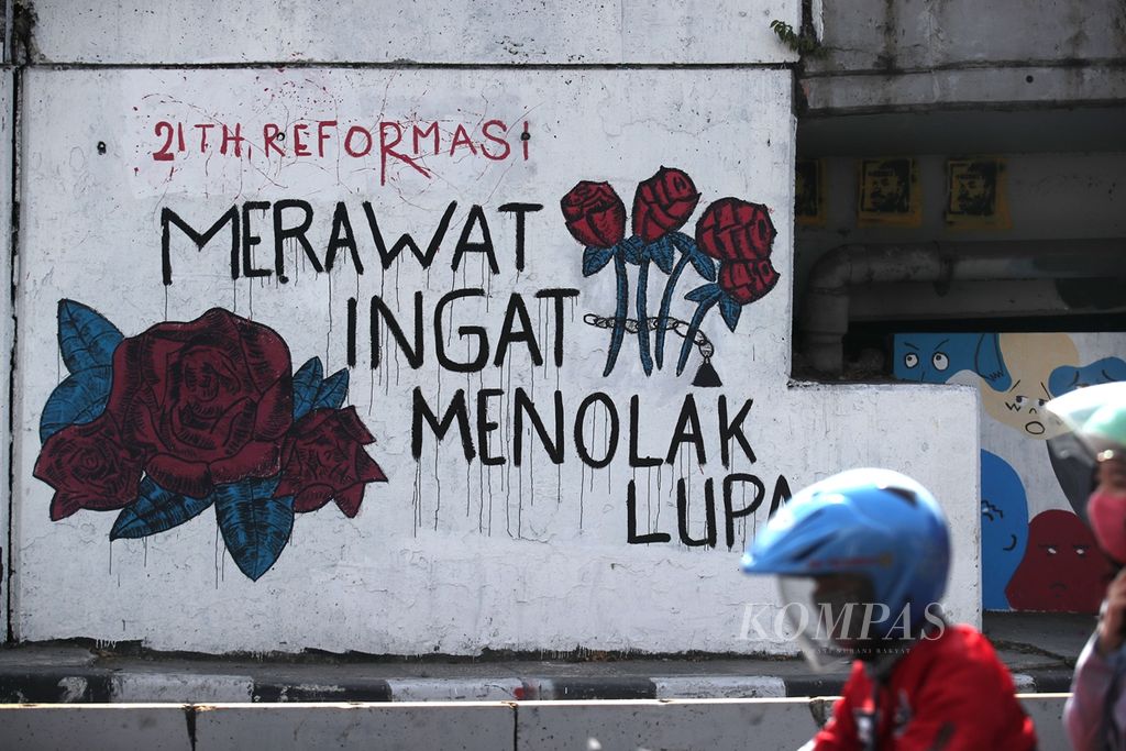 Mural yang menyuarakan tentang menolak lupa terhadap cita-cita reformasi, seperti penegakan hukum dan kesejahteraan yang adil di Tomang, Jakarta, 15 September 2019.