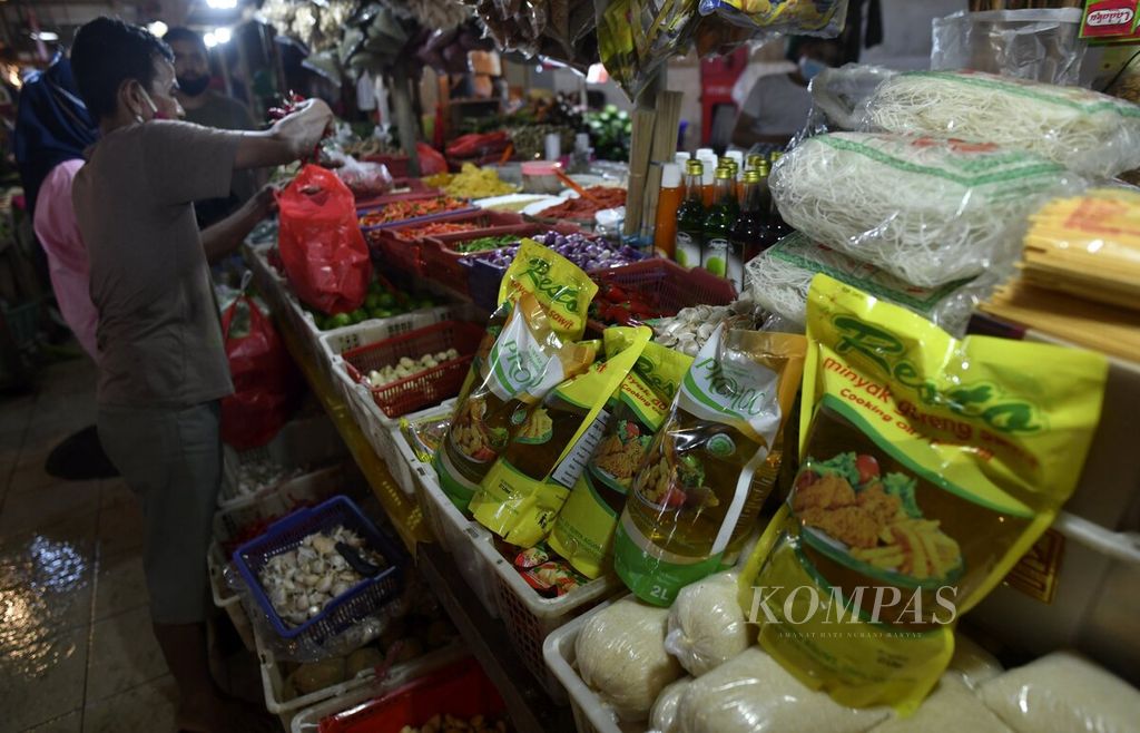 Minyak goreng kemasan dijual di salah satu kios di Pasar Senen, Jakarta, Kamis (17/3/2022). Di pasar tradisional, minyak goreng kemasan dijual Rp 35.000-Rp 40.000 per 2 liter.  