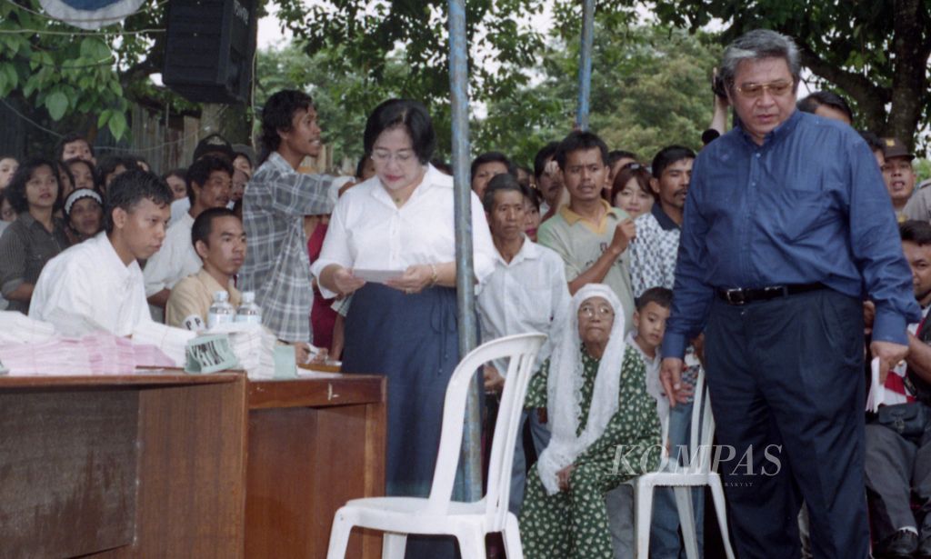 Megawati Soekarnoputri (ketiga dari kiri) didampingi suaminya, Taufiq Kiemas (kanan), mencoblos di TPS 18 Kelurahan Kebagusan, Jakarta Selatan, Senin (7/6/1999). 