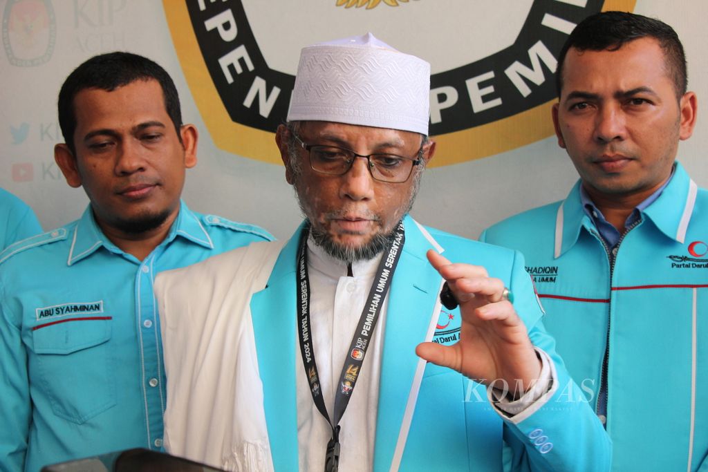 Ketua Umum Partai Darul Aceh Tgk H Muhibbussabri saat mengantarkan berkas pencalonan anggota DPR Aceh ke kantor Komisi Independen Pemilihan/Komisi Pemilihan Umum Provinsi Aceh, Minggu (14/5/2023). Pemilu di Aceh sedikit berbeda dengan di provinsi lain karena ada keikutsertaan partai lokal.