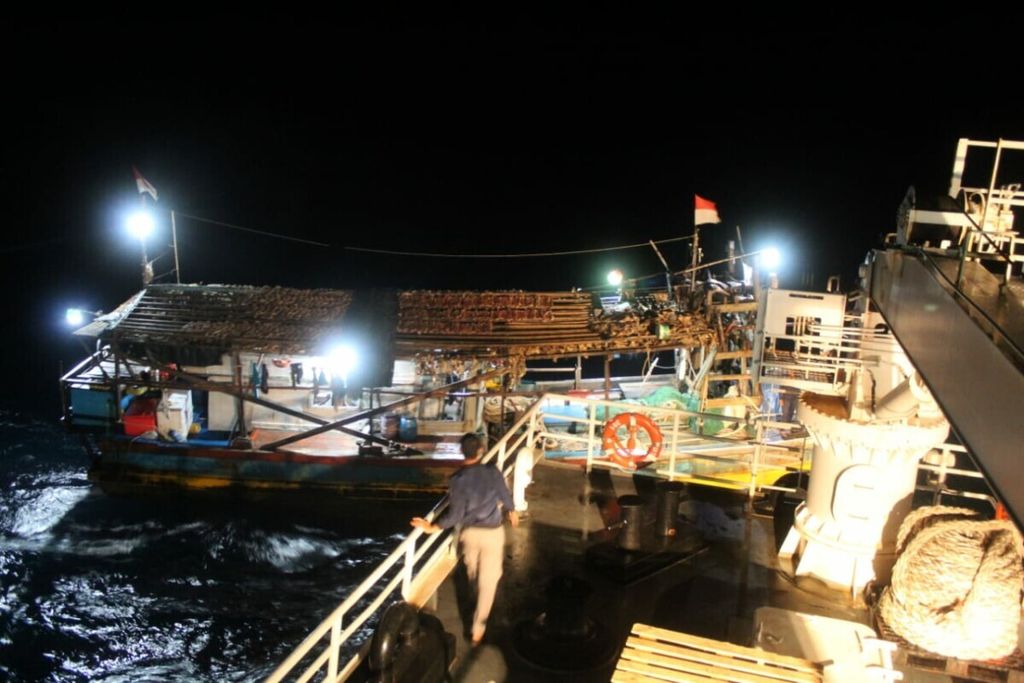 Badan Keamanan Laut (Bakamla) RI menangkap Kapal Ikan Asing (KIA) Vietnam karena dicurigai melakukan penangkapan ikan ilegal di perairan Natuna Utara, Kepulauan Riau, Sabtu (12/12/2020).