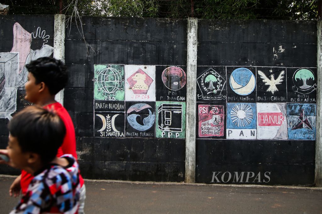 Lambang partai politik peserta Pemilu 2019 tergambar di sebuah tembok di kawasan Gandaria, Jakarta, Minggu (24/10/2021). Kalangan pemuda mengharapkan aksi partai politik benar-benar dapat dirasakan di tengah masyarakat, bukan hanya untuk kepentingan elektoral. 
