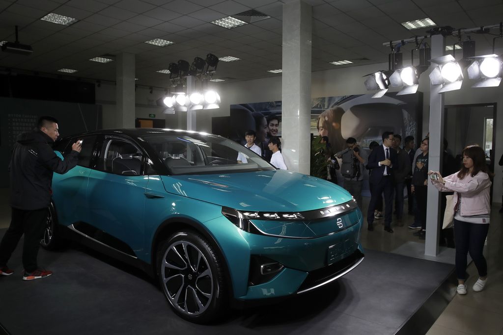 Foto yang diambil pada 22 April 2018 memperlihatkan para tamu undangan memotret sebuah mobil listrik konsep yang diproduksi oleh Byton, perusahaan patungan China-Jerman, jelang pameran otomotif Auto China 2018 di Beijing, China. 