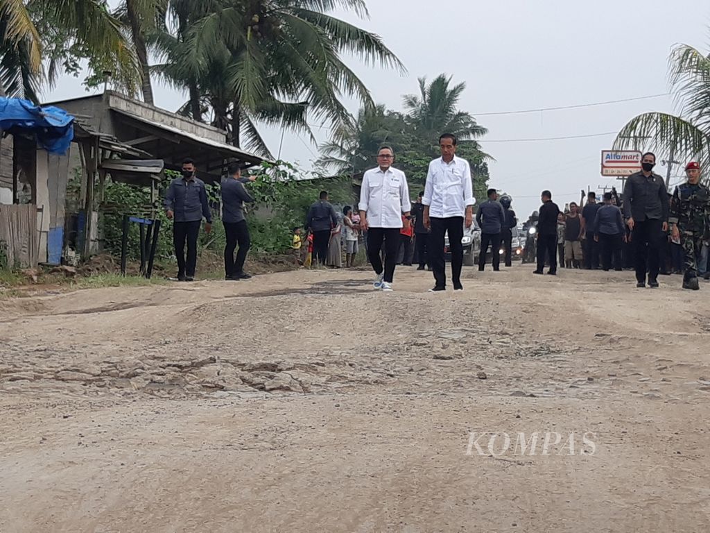 President Joko Widodo, accompanied by Trade Minister Zulkifli Hasan, inspected damaged roads in Raman Nirwana Village, Seputih Raman District, Central Lampung Regency, Lampung on Friday, May 5th, 2023.