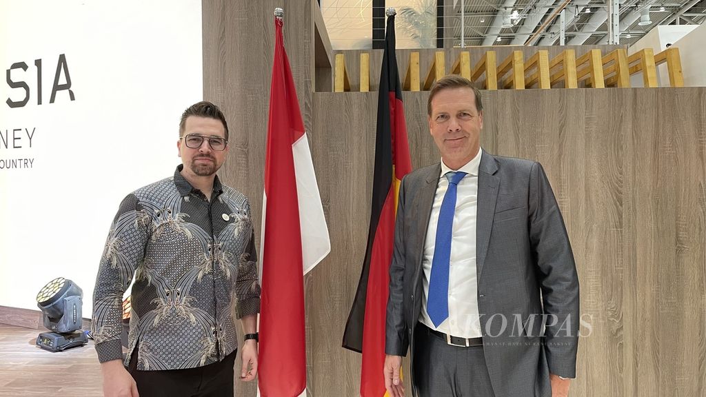 CEO Mars-Envotec Sven Ische (kanan) dan Country Lead Indonesia Mars-Envotec Frederik Neust (kiri) saat ditemui di sela pameran teknologi industri Hannover Messe 2023 di Hannover, Jerman, Selasa (18/4/2023).