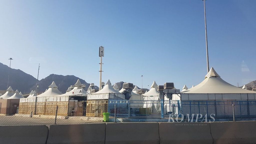 Hundreds of campsites in Mina, Mecca, Saudi Arabia, Wednesday (6/7/2022). This camp is prepared as a place for mabit (overnight) of the pilgrims while performing the four jamarat in Mina.