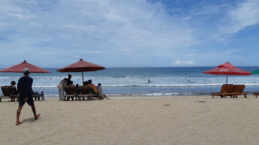  Tourist activity at Kuta Beach, Badung, Bali, Wednesday (9/3/2022), stretched as international flights returned to Bali.i.