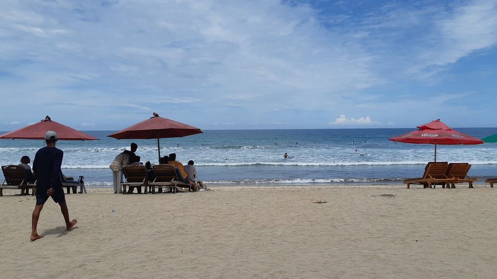 Aktivitas wisata di Pantai Kuta, Badung, Bali, Rabu (9/3/2022), menggeliat seiring bergeraknya kembali penerbangan internasional ke Bali.