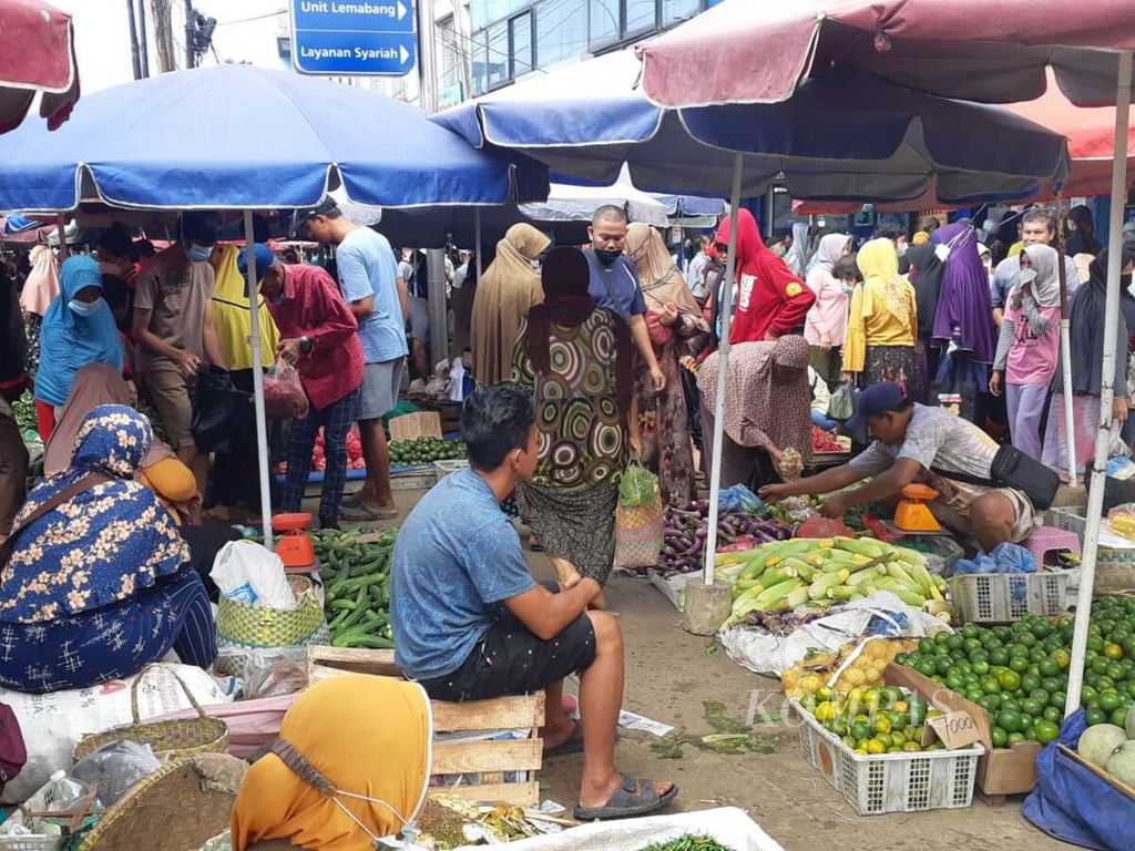 Kerumunan masih terjadi di Pasar Lemabang Kota Palembang, Sumatera Selatan, Senin (3/5/2021). Kurangnya pengetatan dalam pelaksanaan pemberlakuan pembatasan kegiatan masyarakat berbasis mikro di Sumsel membuat angka positif Covid-19 meningkat pesat. 