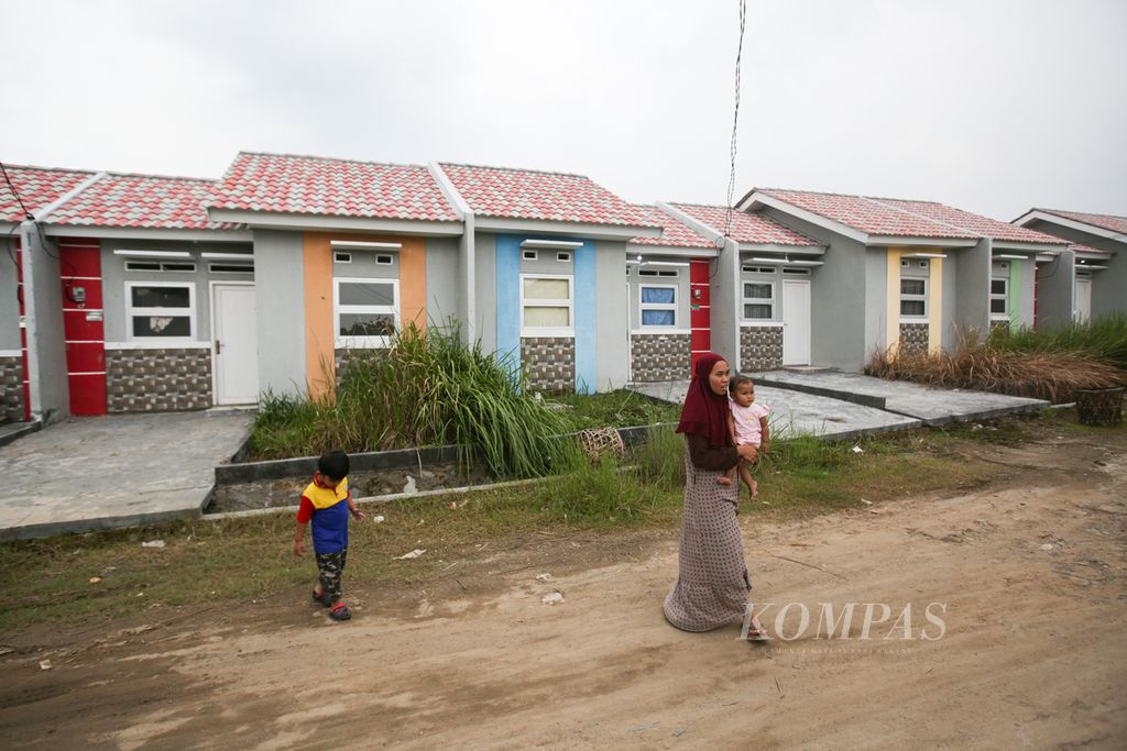Aktivitas warga yang menghuni perumahan subsidi di Desa Cibunar, Parung Panjang, Kabupaten Bogor, Jawa Barat, Senin (19/2/2024).
