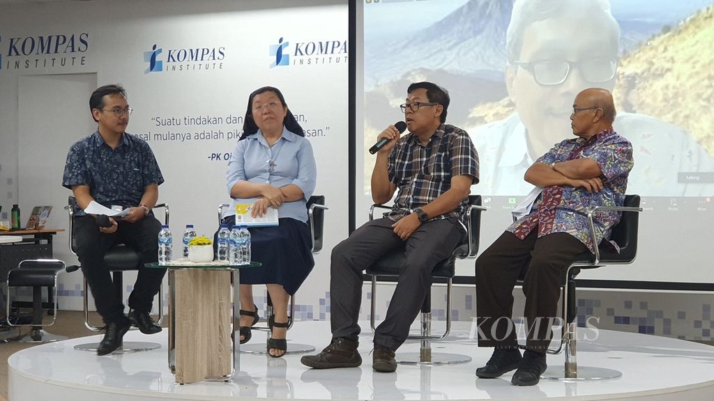 Odemus Bei Witono (holding the mic) talks about his two books entitled <i>Inspiration for Today's Education</i> and <i>Education as Formation and Institution</i> which were published by Kompas Book Publishers when they were launched at the Kompas Institute, Jakarta, Monday ( 12/18/2023).