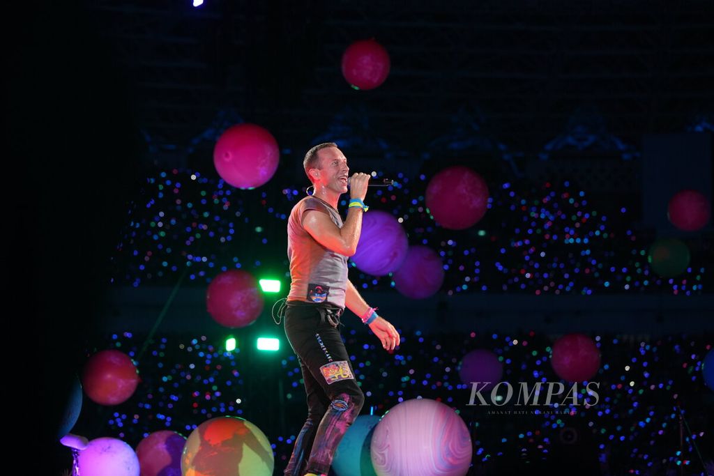 Vokalis Coldplay, Chris Martin, memeriahkan konser bertajuk Coldplay Music of the Spheres World Tour di Stadion Utama Gelora Bung Karno, Jakarta, Rabu (15/11/2023). 