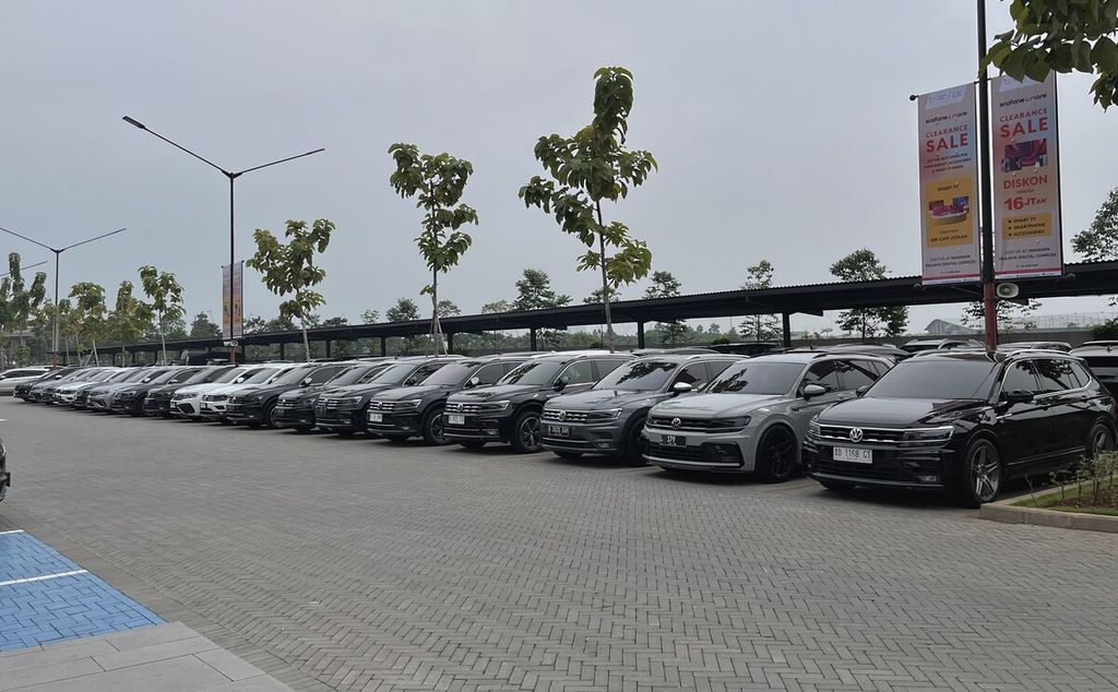 Sekitar 20 mobil VW Tiguan terparkir di kawasan Indonesia Design DIstrict, Pantai Indah Kapuk 2, Tangerang, Banten pada Selasa (18/6/2024). Para pemiliknya bergabung dalam komunitas Tiguan Indonesia. Komunitas ini resmi diakui agen pemegang merek Volkswagen di Indonesia, PT Garuda Mataram Motor.