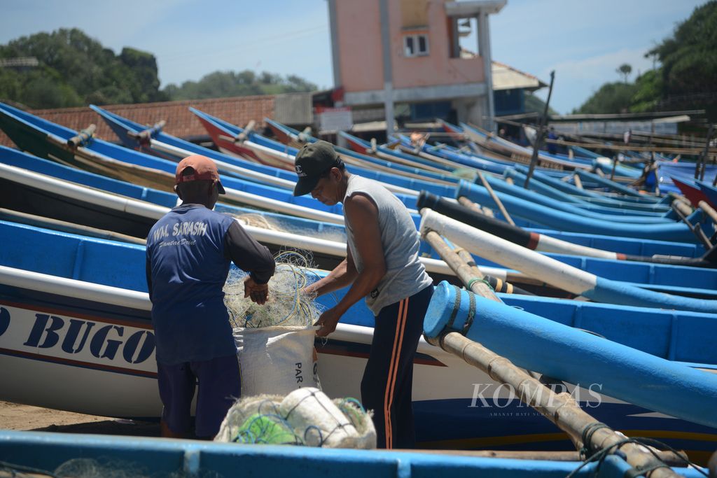 Nelayan merapikan jaring untuk menangkap ikan di Pantai Drini, Kecamatan Tanjungsari, Gunungkidul, DI Yogyakarta, Kamis (25/1/2024).  