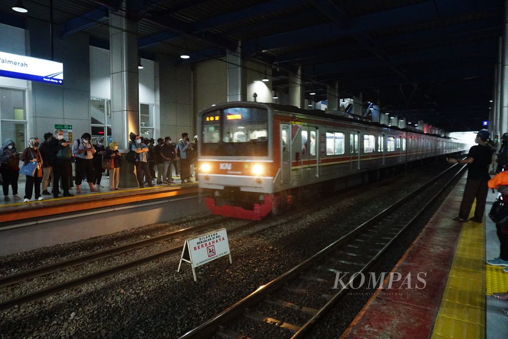 Sebuah rangkaian kereta rel listrik (KRL) tiba di Stasiun Palmerah, Jakarta, Kamis (30/3/2023). Setiap hari, sekitar 830.000 warga Jabodetabek bermobilitas dengan KRL.