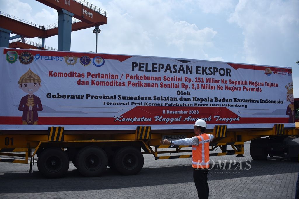 Kontainer membawa komoditas ekspor dari Sumatera Selatan yang akan dikirim dari terminal peti kemas Pelabuhan Boom Baru, Palembang, Sumsel, Jumat (8/12/2023). 