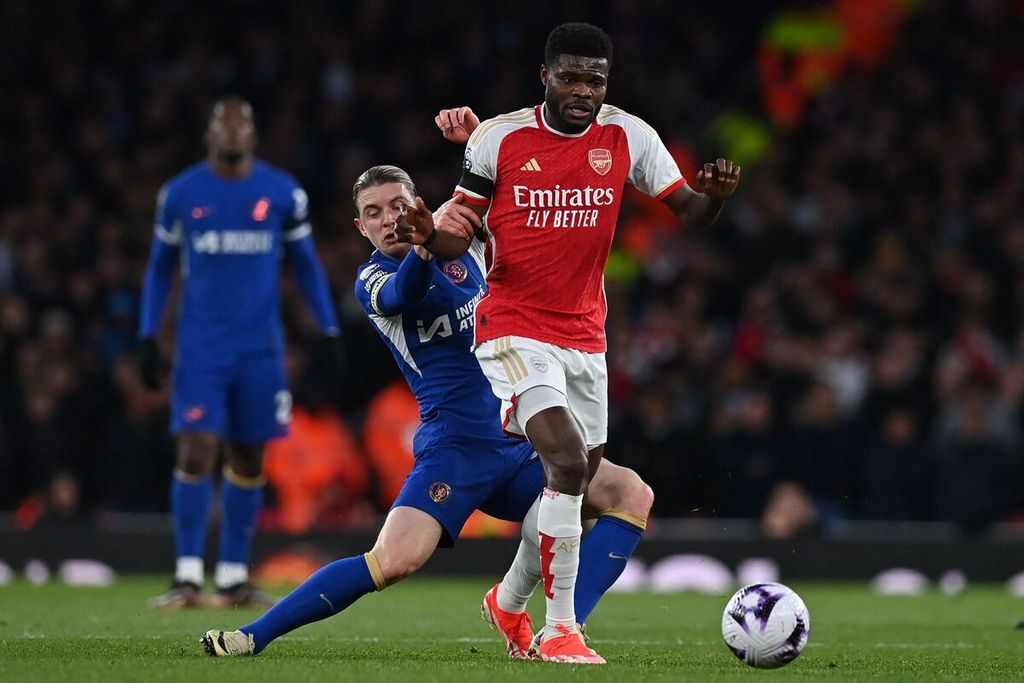 Arsenal midfielder Thomas Partey (right) vies for the ball with Chelsea midfielder Conor Gallagher during a English Premier League match at Emirates Stadium, London on Wednesday (24/4/2024) early morning. Arsenal won 5-0.