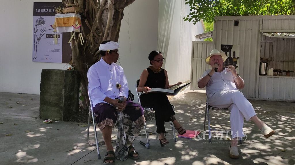 Suasana bincang seni serangkaian pameran bertajuk ”Lempad: Darknes is White” di CIArtspace ITDC Nusa Dua, Badung, Jumat (21/7/2023), yang dihadiri budayawan dan kritikus seni Jean Couteau (kanan) dan seniman, yang juga cucu maestro Lempad, I Gusti Nyoman Darta.
