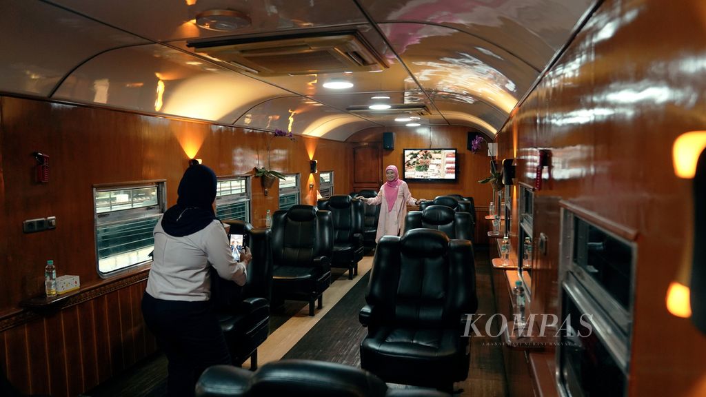 Warga berfoto di dalam gerbong Kereta Djoko Kendil di Stasiun Tanjung Priok, Jakarta Utara, Rabu (17/8/2022). PT Kereta Api Indonesia (Persero) mengoperasikan 2 sarana kereta api bersejarah Lokomotif Bon-Bon dan kereta Djoko Kendil dalam rangka memperingati Hari Ulang Tahun Ke-77 RI. Lokomotif Bon-Bon atau lokomotif listrik ESS3201 merupakan lokomotif listrik pertama yang beroperasi di Indonesia. 