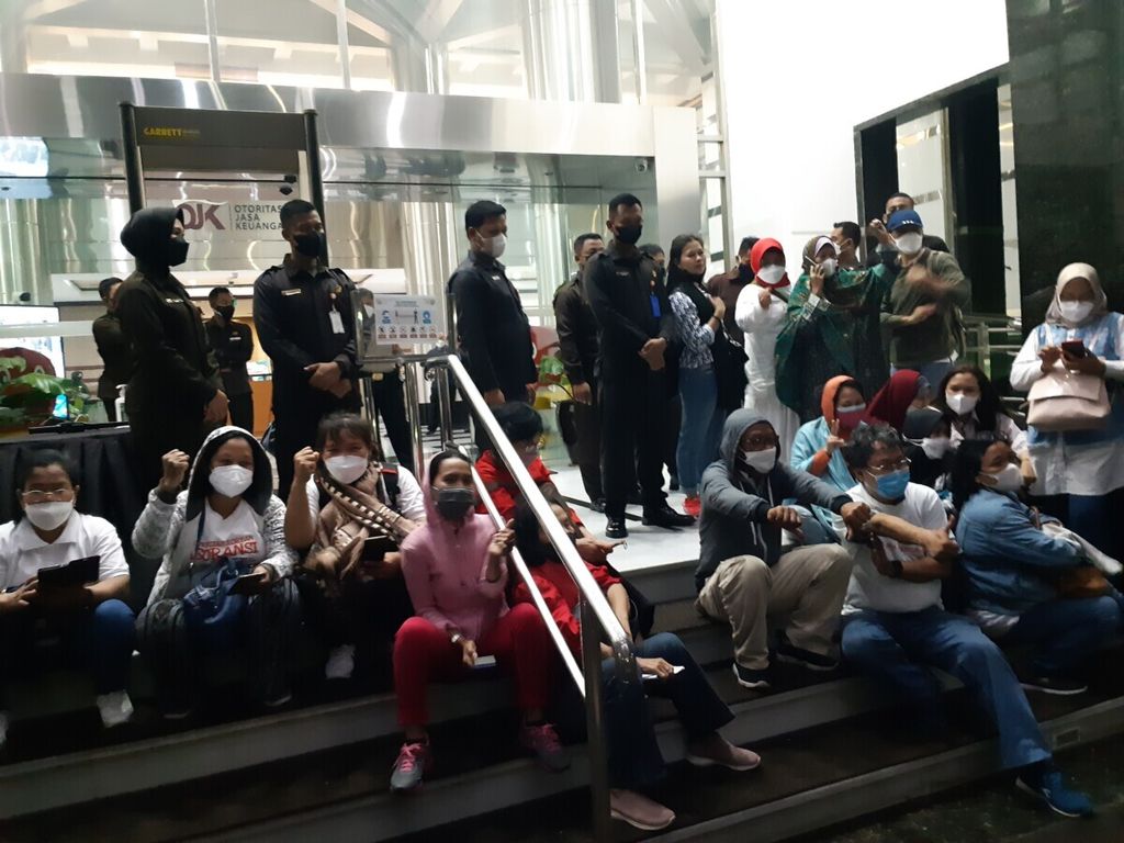 Unjuk rasa Komunitas Korban Asuransi di kantor Otoritas Jasa Keuangan (OJK), Jalan Lapangan Banteng, Jakarta Pusat, Rabu (12/1/2022). Mereka menuntut OJK mendorong perusahaan asuransi memberikan uang dan pemenuhan hak-hak mereka.