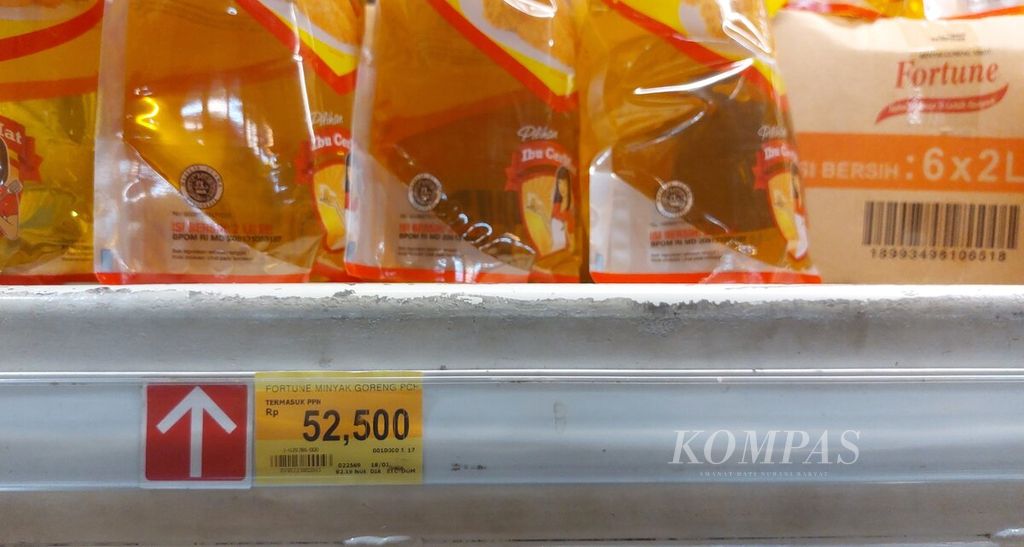 Label harga minyak goreng kemasan tertera pada rak penjualan di salah satu supermarket grosir di Jakarta Barat, Selasa (22/3/2022). 
