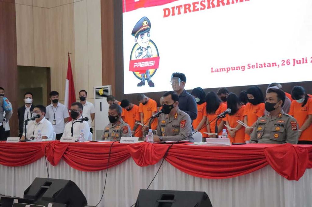 Aparat Kepolisian Daerah Lampung menggelar konferensi pers terkait penangkapan 27 tersangka kasus judi <i>online</i>, Selasa (26/7/2022), di Markas Besar Polda Lampung. 