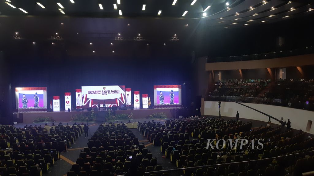 Sesi hiburan lawakan dalam acara ”Refleksi Akhir Tahun 2023 dan Rapat Koordinasi Pemerintah Kota Samarinda Bersama Ketua RT Se-Kota Samarinda” di Plenary Convention Hall Samarinda, Kota Samarinda, Kalimantan Timur, Sabtu (23/12/2023).