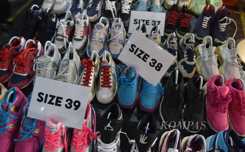 Sepatu yang dijual di salah satu stan dalam Pameran Thrift ”Dorkas 2” di JX International, Kota Surabaya, Jawa Timur, 12 April 2022.