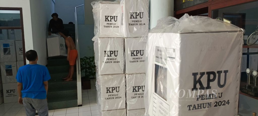 Petugas menata logistik Pemilu 2024 di Kecamatan Kedungkandang, Kota Malang, Jawa Timur, Senin (12/2/2024), sebelum didistribusikan ke kelurahan.