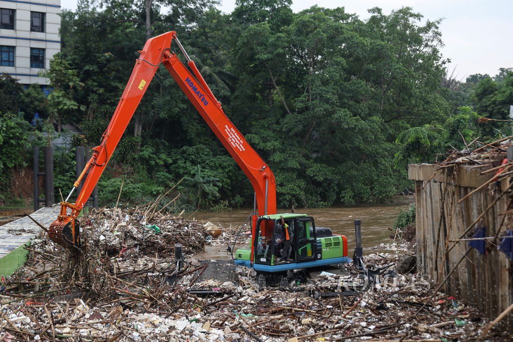 Ekskavator mengangkat sampah dari Kali Ciliwung di tempat penyaringan dan pengolahan sampah TB Simatupang, Jakarta, Kamis (30/11/2023).  