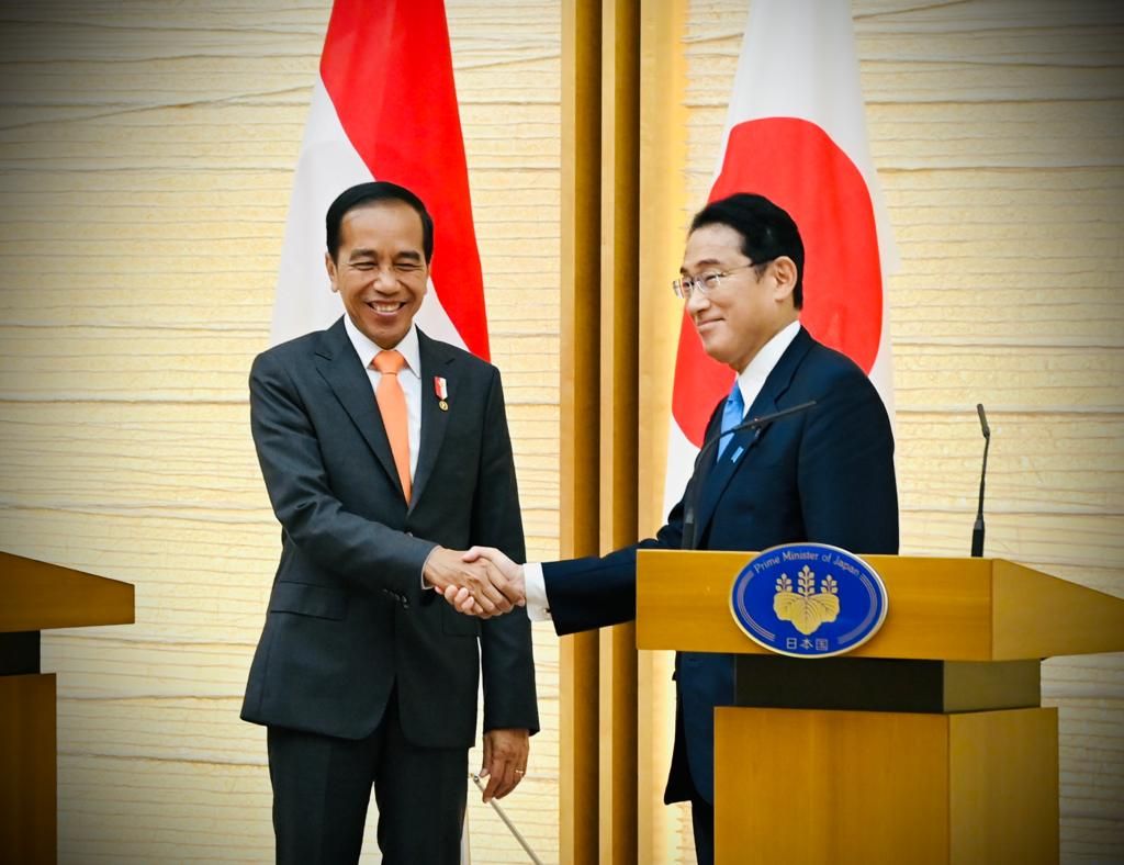 Presiden Joko Widodo dan PM Jepang Fumio Kishida berjabat tangan setelah menyampaikan keterangan bersama seusai pertemuan bilateral, Rabu (27/7/2022).