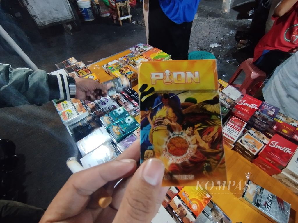 Penjual rokok tanpa pita cukai atau rokok ilegal di Luar Batang, Jakarta Utara, Selasa (20/8/2024). Para pedagang itu berjualan saat malam hari dengan durasi dua sampai tiga jam.