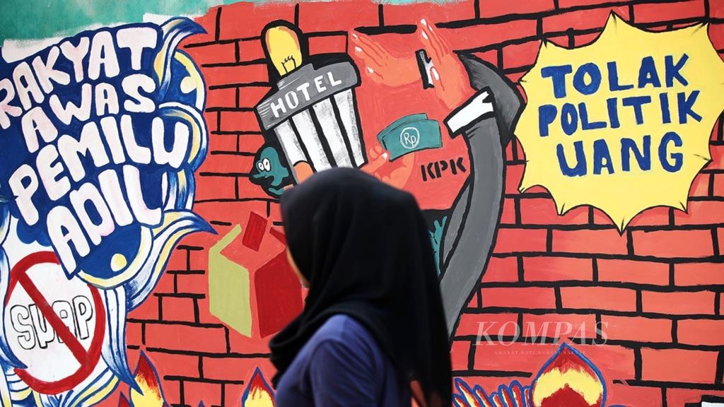 Mural berisi ajakan untuk menolak politik uang, suap, dan ajakan untuk mengawasi proses pemilu terpasang di Kampung Antipolitik Uang di Parigi, Pondok Aren, Tangerang Selatan, Kamis (4/4/2019). 
