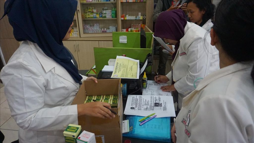 Tim dari Ikatan Apoteker Indonesia Kabupaten Banyumas memeriksa sejumlah obat dan dokumen apoteker untuk memastikan tidak adanya obat palsu yang beredar di apotek di Purwokerto, Banyumas, Jawa Tengah, Selasa (23/7/2019).