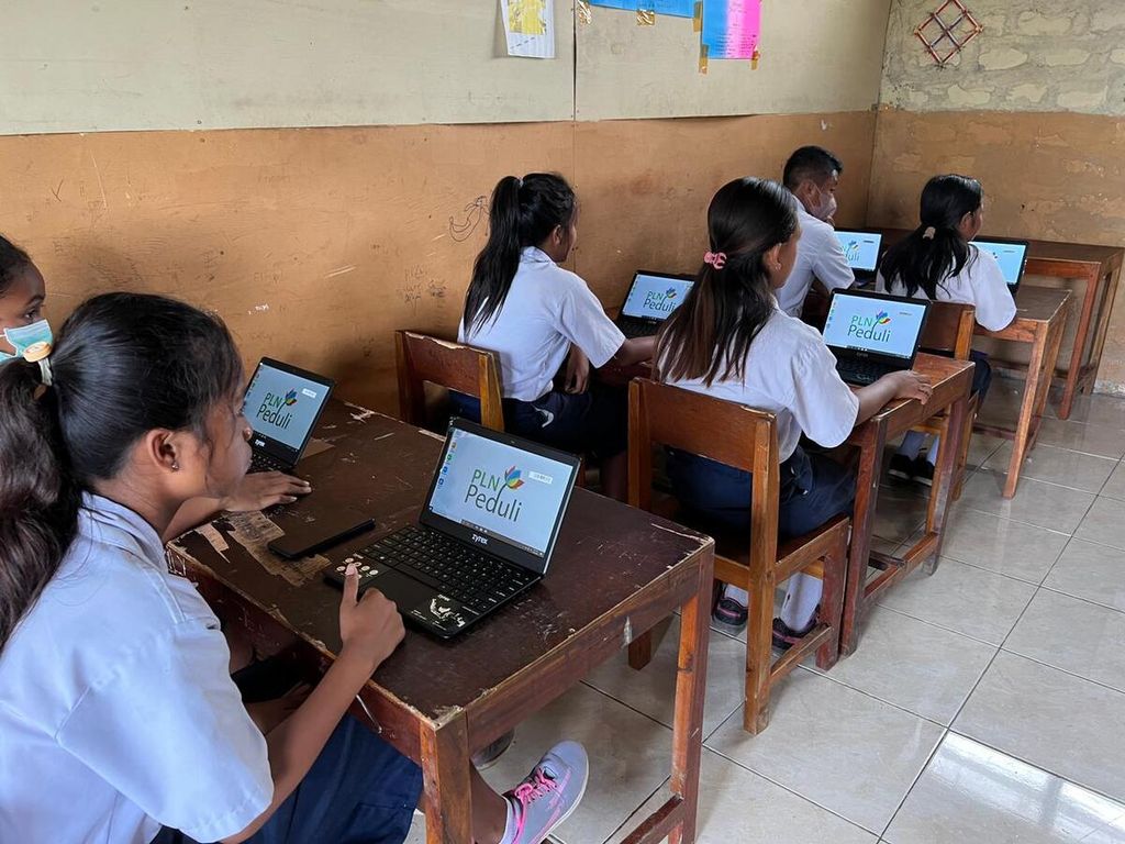 Siswa SMP Kristen Cahaya Kasih Waetabula, Sumba Barat Daya, sedang menguji coba laptop bantuan dari PLN Wilayah NTT, Senin (14/6/2022).