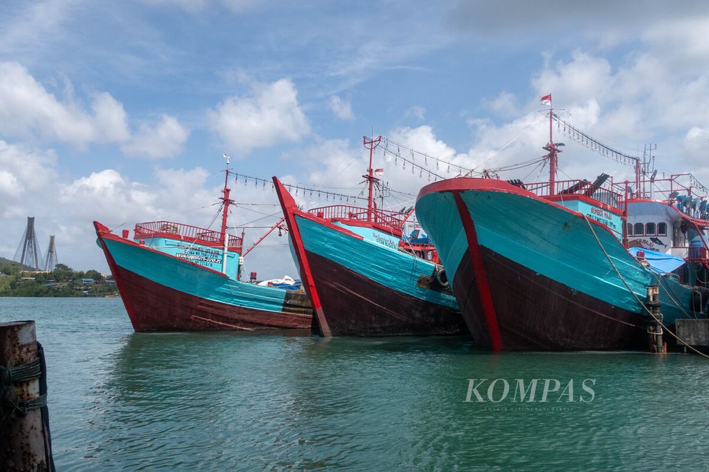 Kapal-kapal <i>purse seine</i> berlabuh di dermaga PT Hasil Laut Sejati, Pulau Setokok, Batam, Kepulauan Riau, Selasa (21/2/2023).