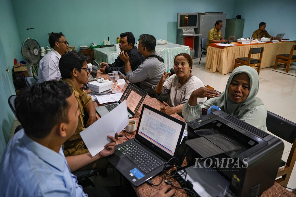 Orangtua mengadukan kendala yang dialami saat proses pendaftaran di Posko Pelayanan Penerimaan Peserta Didik Baru (PPDB) di SMAN 78 Jakarta, Selasa (25/6/2024). 